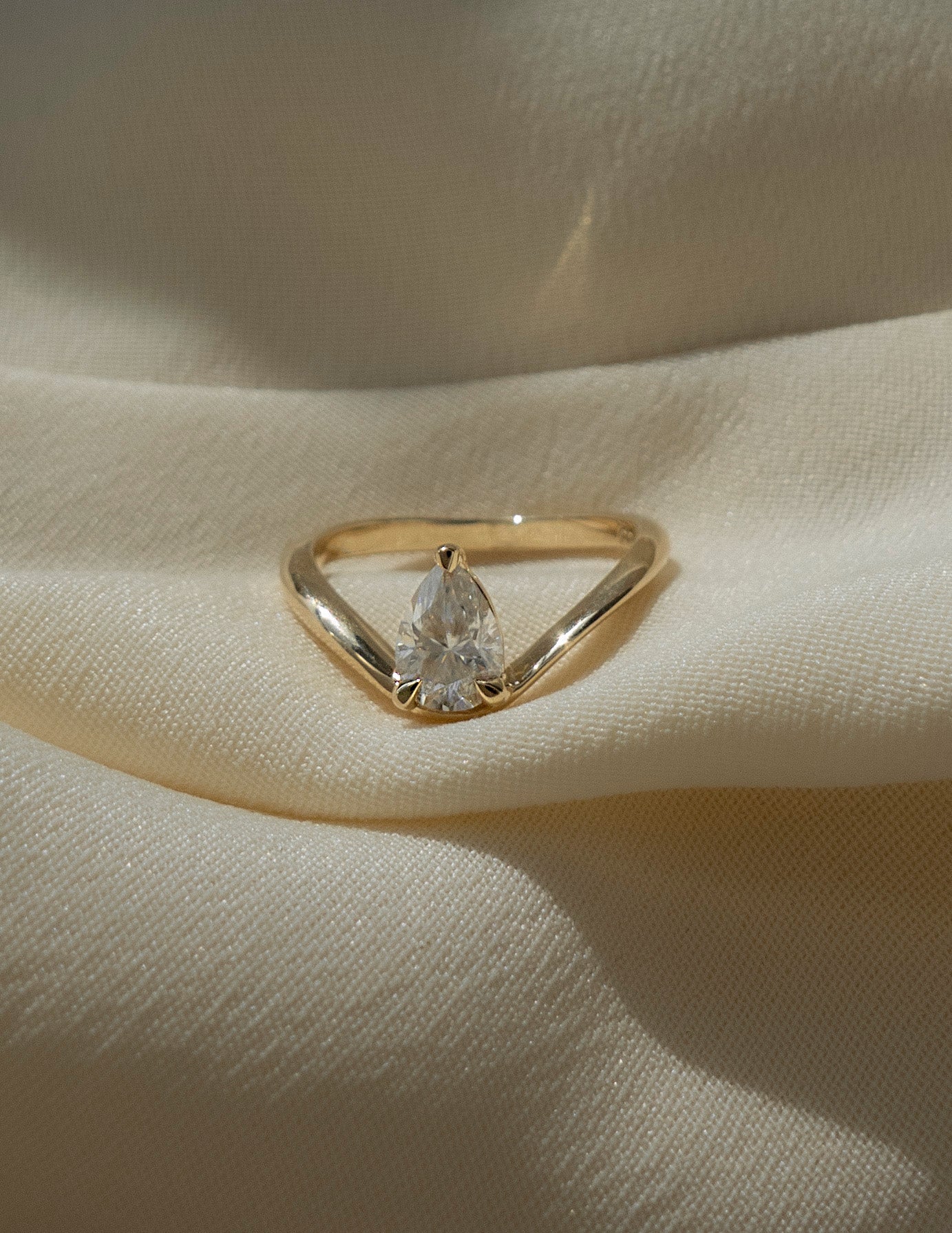 Solitaire Rapture & Pave Band- Oval Lab Grown Diamond Bridal Set